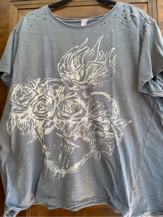 Magnolia Pearl Tops - Magnolia Pearl Gray Graphic Crewneck Shirt with Floral & Heart Print